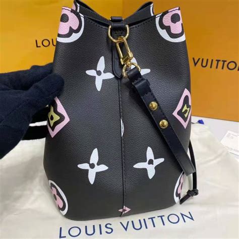 Products by Louis Vuitton: NéoNoé MM Bucket Bag